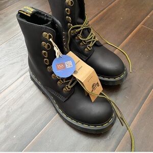 Brand New Dr martens Winter Wear/winter grip 1460 pascal boots